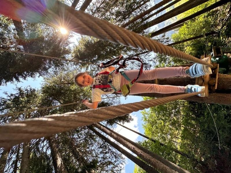 enfant qui fait de l'accrobranche en colo à megeve
