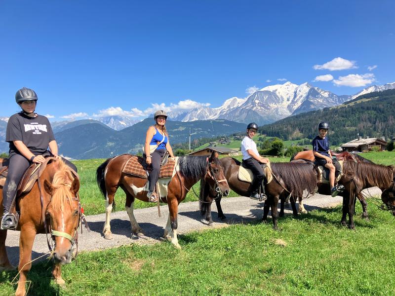 plusieurs jeunes sur des chevaux en colo à la montagne