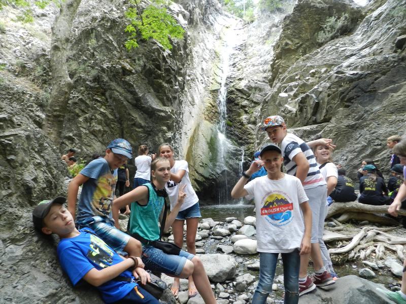 enfants près d'une cascade en séjour linguistique chypre