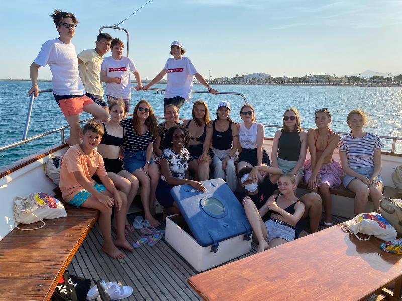participants sur un bateau en séjour linguistique chypre