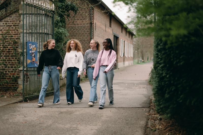 filles qui se promènent sur le campus en séjour linguistique Belgique