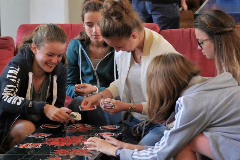 des enfants jouent au uno 