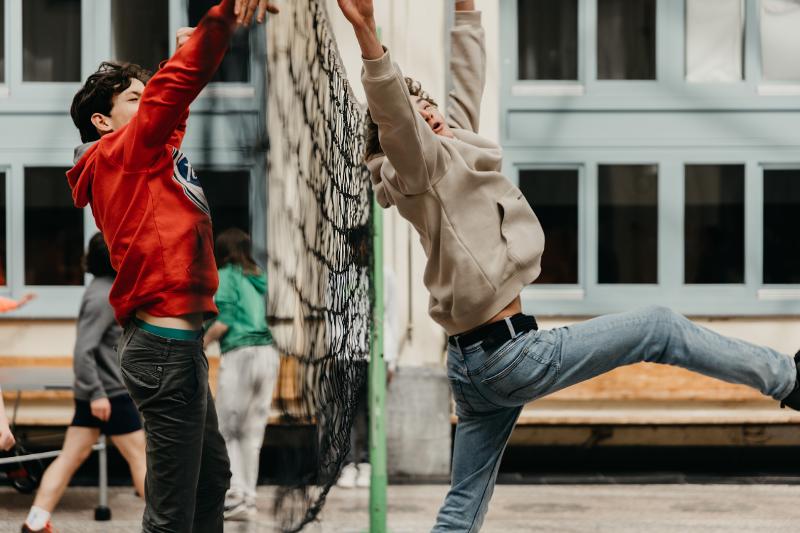 Jeunes qui jouent au volley en colonie de vacances ado belgique