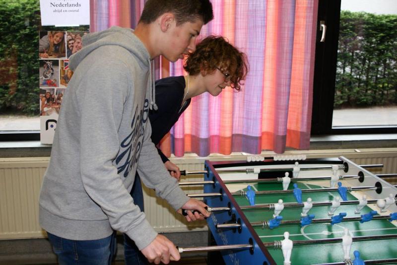 Des garçons jouent au babyfoot en séjour linguistique Belgique