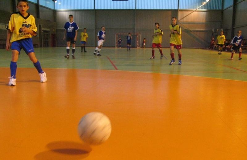 jeunes qui jouent au foot dans un gymnase lors d'une de nos colos