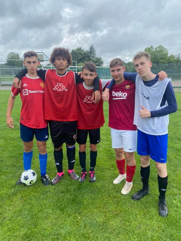 groupe de cinq jeunes avec leur équipement de foot lors d'une colo