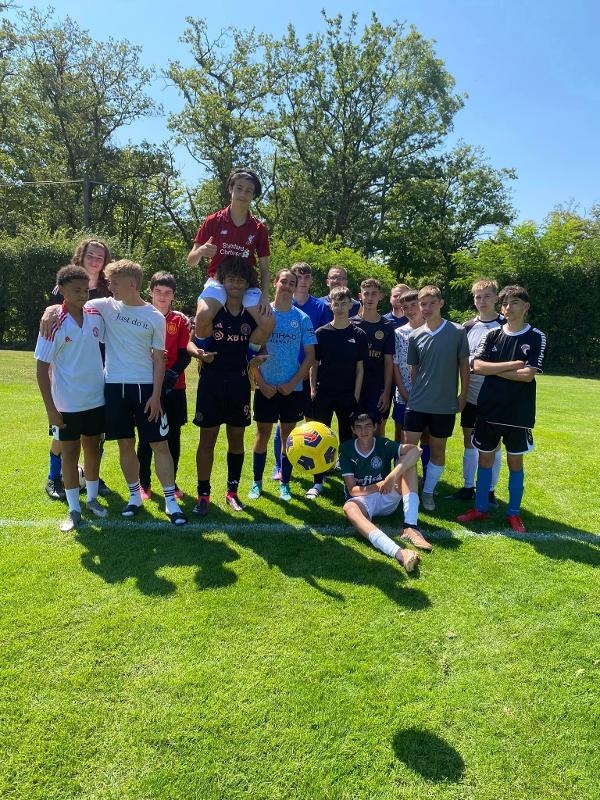 groupe d'ados sur un terrain de foot après un match lors de nos colos