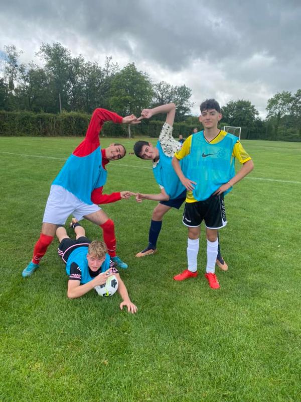 jeunes en colos qui s'amusent sur un terrain de foot