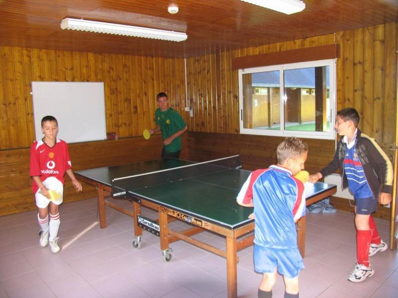 enfants qui font du pingpong lors de leur temps libre pendant nos colos