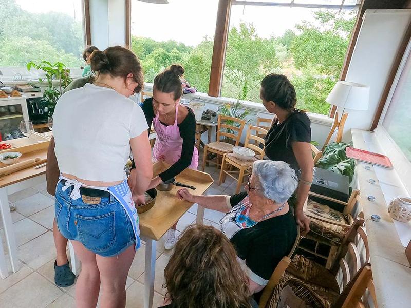 Jeunes cuisinant des spécialités italiennes