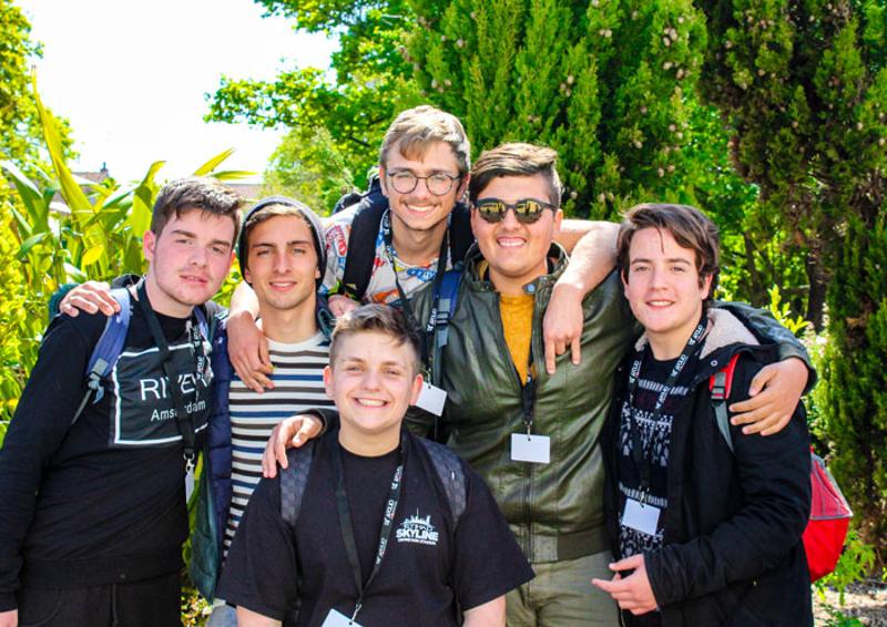 Groupe de 6 jeunes garçons en séjour linguistique irlande