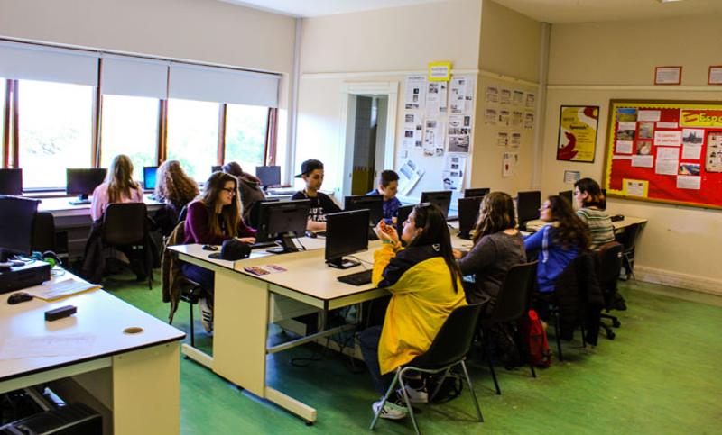 Des jeunes dans une salle informatique pendant un séjour linguistique irlande
