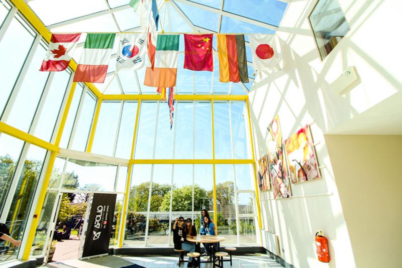 Hall d'arrivée du séjour linguistique irlande dans une véranda avec des drapeaux de différents pays au plafond