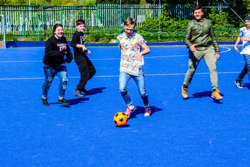 Des jeunes en pleine action en train de jouer au football durant leur séjour linguistique irlande