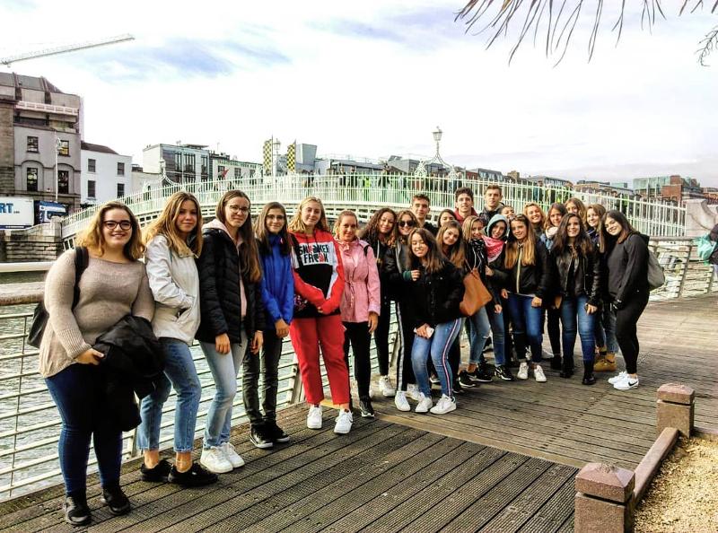 Photo de groupe devant un pont lors d'une excursion en ville pendant un séjour linguistique irlande