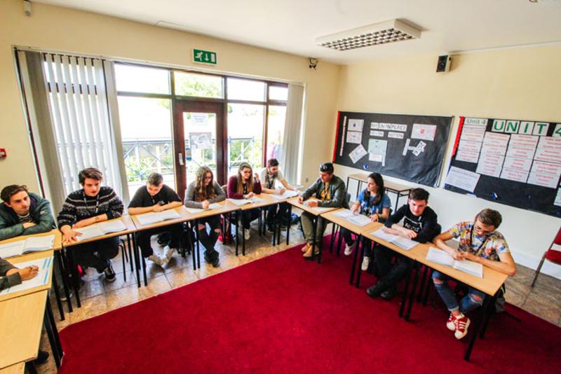 Plusieurs jeunes en classe pour leur cours de langue du séjour linguistique irlande