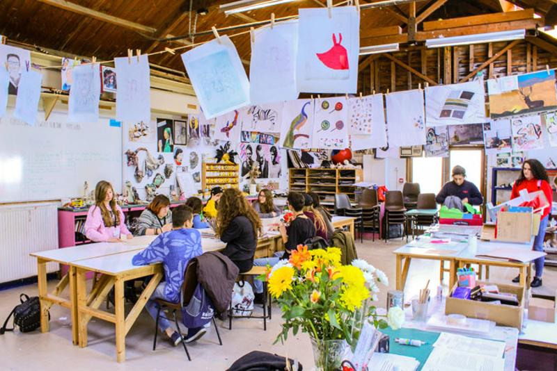 des jeunes dans un atelier avec pleins de dessins suspendus pour une activité créative pendant leur séjour linguistique irlande