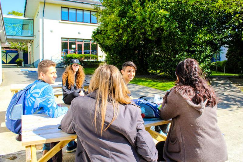 Jeunes autour d'une table de pique-nique au soleil du séjour linguistique irlande