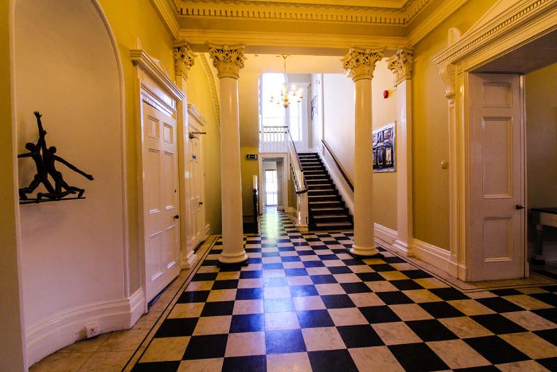 Intérieur de l'école de langue du séjour linguistique irlande avec un escalier et hall en marbre damier
