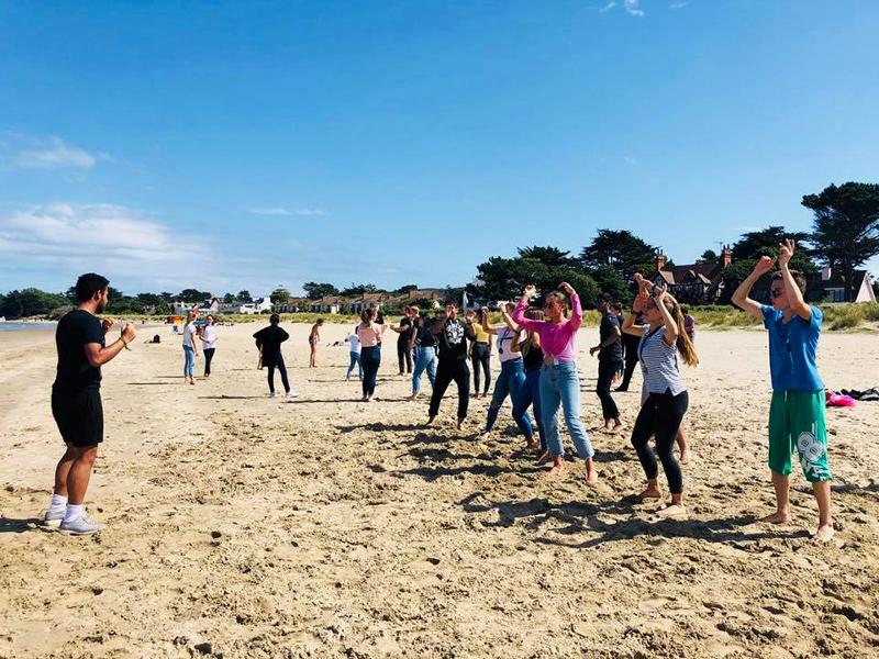 Activités sur la plage avec le groupe de jeunes et un animateur pendant un séjour linguistique irlande
