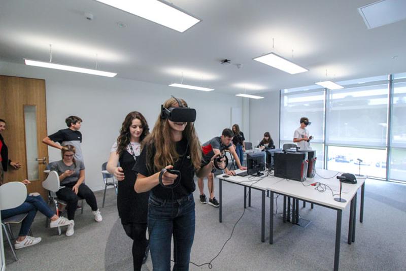 Jeunes avec des casques de réalité virtuelle pendant une activité du séjour linguistique irlande