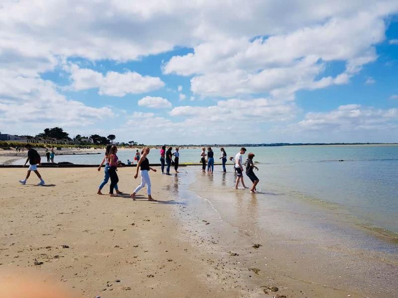 Enfants marchants pour mettre les pieds dans l'eau dans un séjour linguistique irlande
