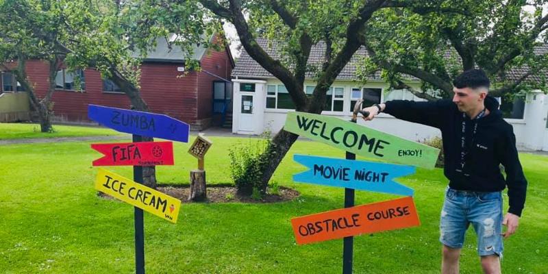 Panneau coloré de direction dans un jardin d'une famille d'accueil du séjour linguistique irlande