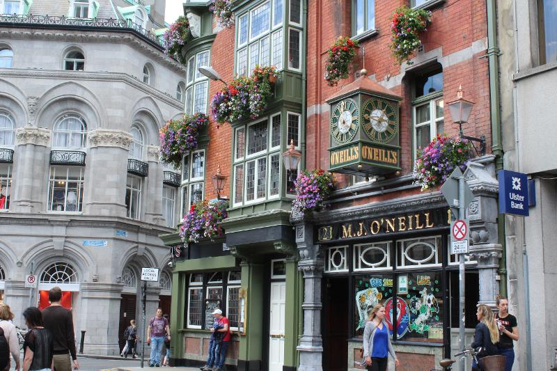 Façade d'un bâtiment dans une rue de Dublin pendant le séjour linguistique irlande