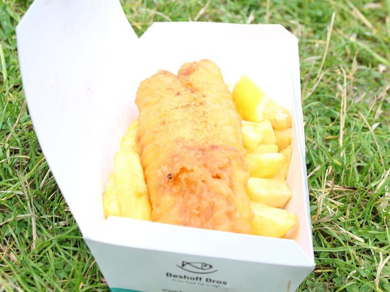 Boîte de fish and chips à déguster pendant le séjour linguistique irlande