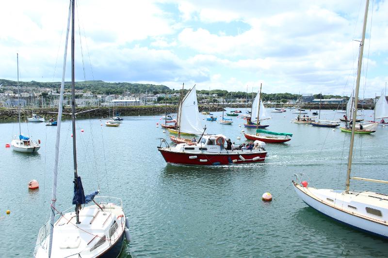 Bateau rentrant au port du séjour linguistique Jersey