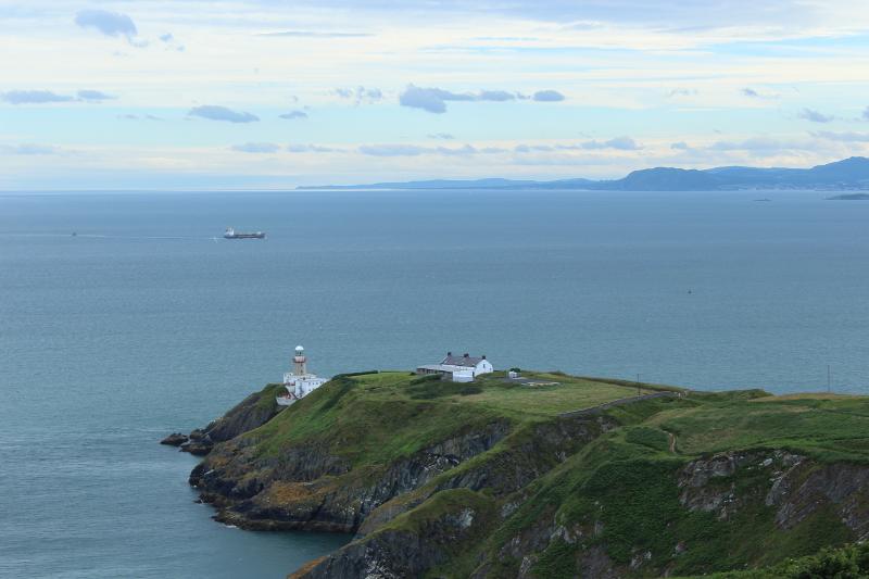 Phare sur un bout de terre avec la mer pour un séjour linguistique irlande