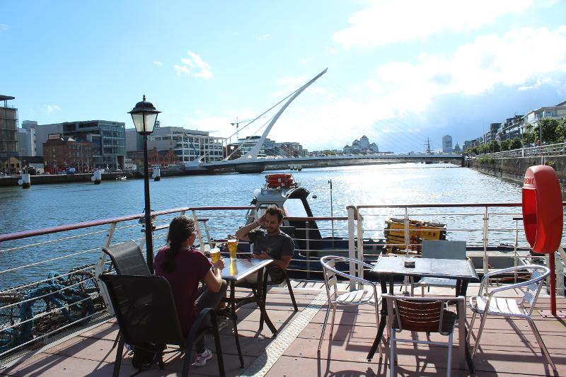 Terrasse avec des tables à Dublin pendant un séjour linguistique irlande