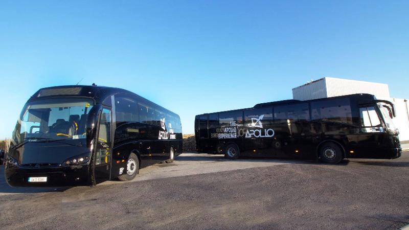 Deux cars qui emmène les jeunes en excursions lors du séjour linguistique irlande