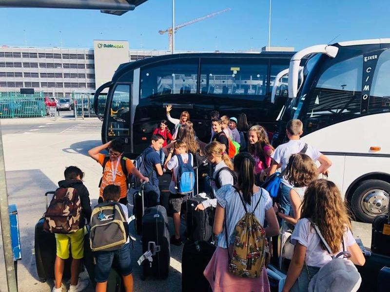 Groupe d'enfant du séjour linguistique irlande prêts à monter dans le car
