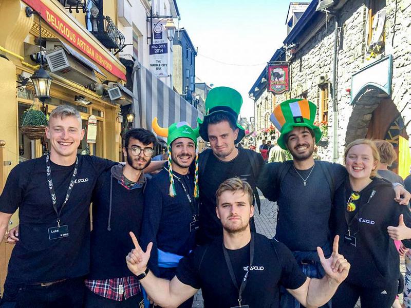 de jeunes adultes à la découverte de l’Irlande lors d’un voyage linguistique 