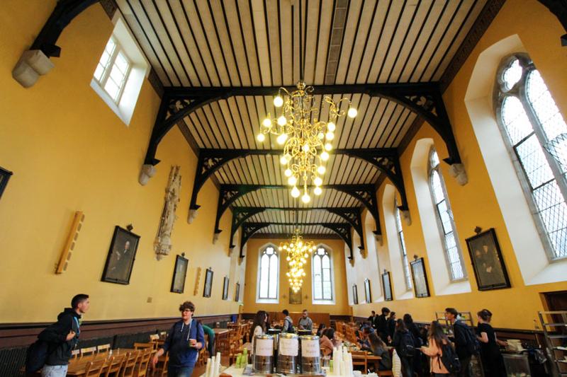 Salle de restauration type harry potter pendant le séjour linguistique irlande