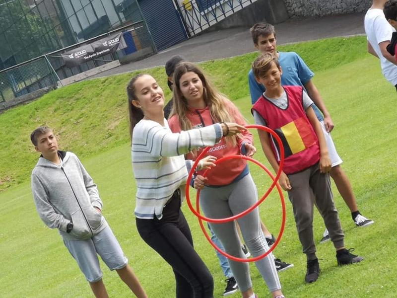 Jeunes s'amusant avec des hoolahoop pendant le séjour linguistique irlande