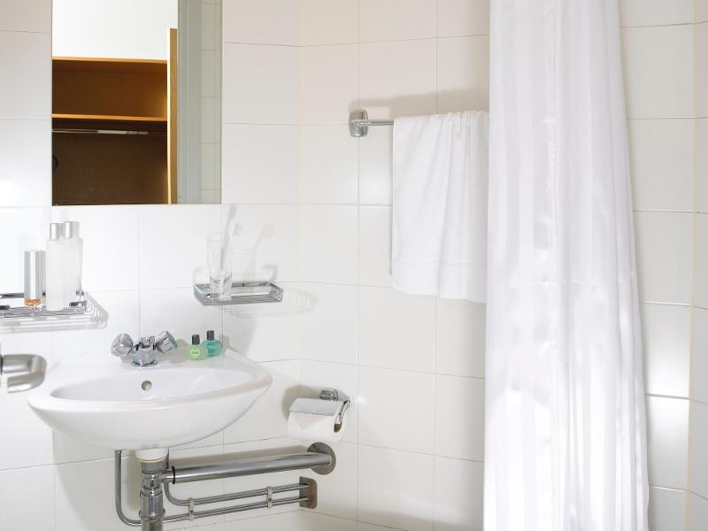 Lavabo et porte serviettes d'une salle de bain de la résidence maynooth du séjour linguistique irlande