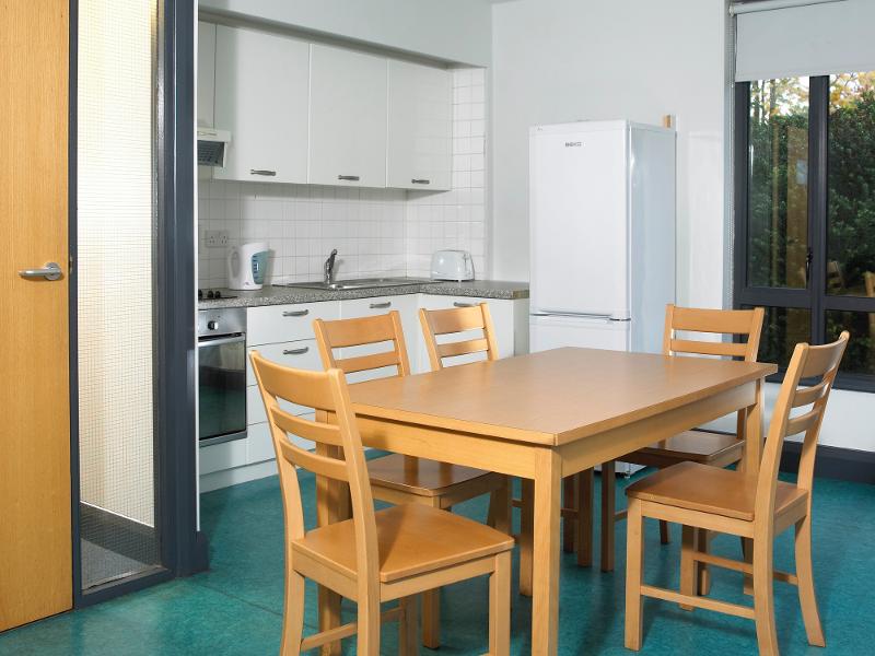 Cuisine avec frigo, une table et cinq chaises de la résidence Maynooth du séjour linguistique irlande