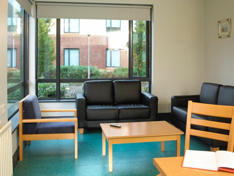 Salon avec deux canapés, un fauteuil et une table basse à la résidence Maynooth du séjour linguistique irlande