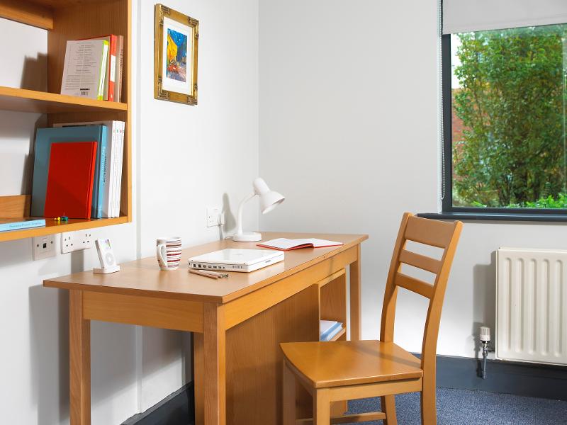 Bureau avec une chaise, une étagère, une fenêtre dans une chambre du séjour linguistique irlande