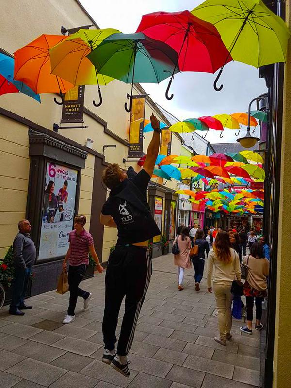 Allée avec des parapluies de toutes les couleurs à Maynoorth pendant le séjour linguistique irlande
