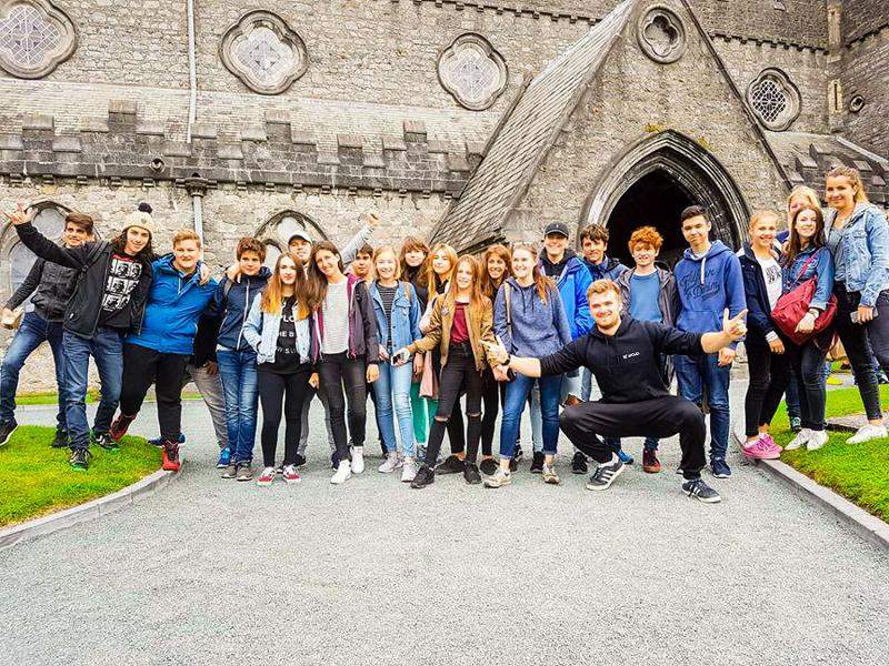 Jeunes devant un château en séjour linguistique Guernesey