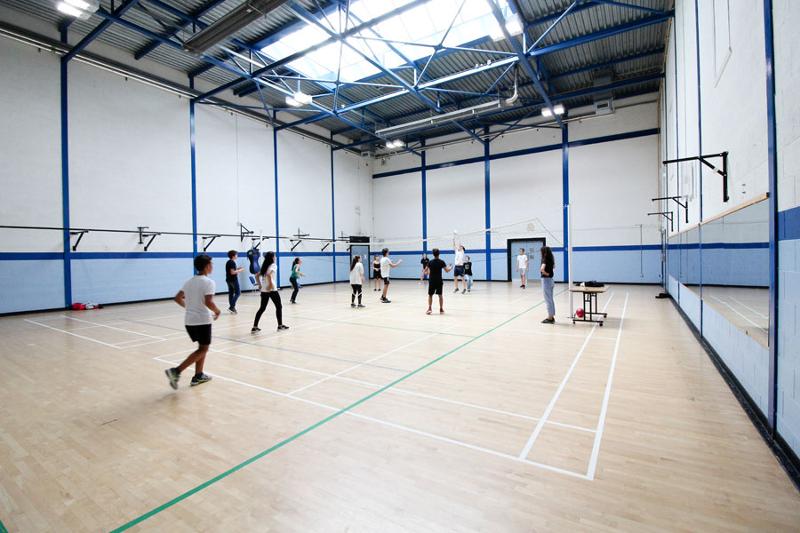 Groupe de jeunes jouant au volley dans un gymnase pendant leur séjour linguistique irlande