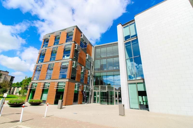 Vue de l'extérieur des bâtiments en pierre et vitre de l'université du séjour linguistique irlande