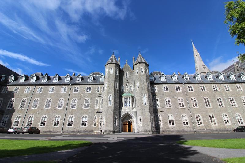Entrée de l'université type "château fort" pendant le séjour linguistique irlande