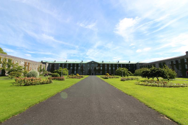 Allée bordée de pelouse menant aux bâtiments de l'université du séjour linguistique irlande
