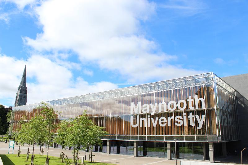Extérieur vitrée avec l'inscription Maynooth University lors du séjour linguistique irlande