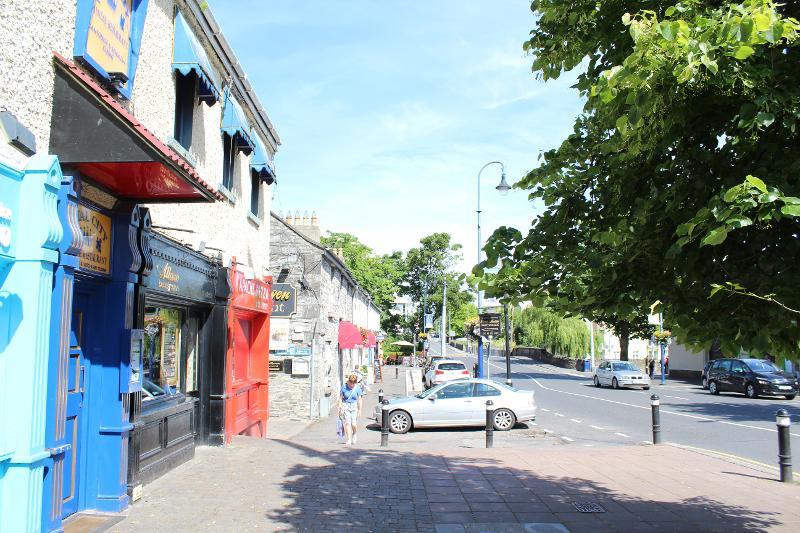 Rue avec des façades e commerce à Maynooth au séjour linguistique irlande