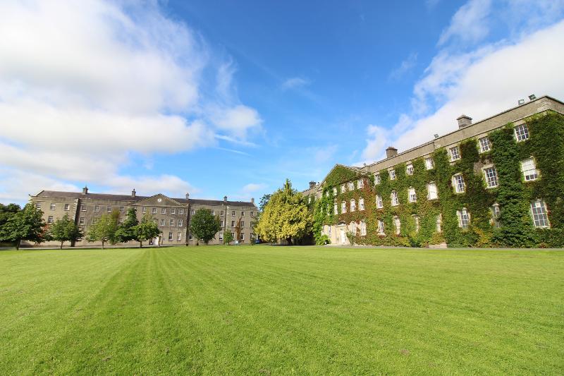 grande pelouse verte devant les bâtiments de l'université du séjour linguistique irlande